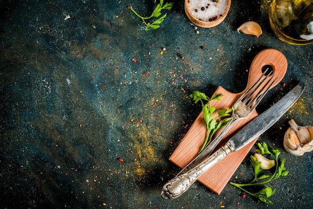 Het koken van foorconcept, kruiden, kruid en olie voor het voorbereiden van diner, met scherpe raad, lijstmes en vork, copyspace hoogste mening