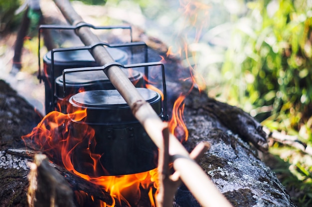 Foto het koken van rijst in brand op het kamperen