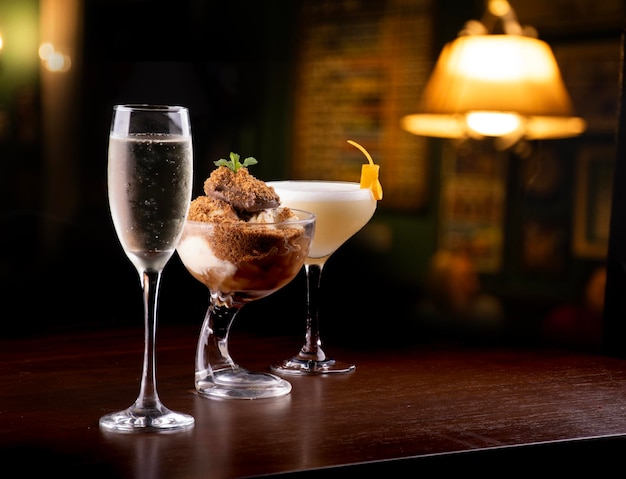 Het koppelen van zoet dessert met pornstar martini cocktail in de pub