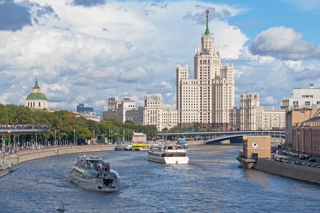 Het Kotelnicheskaya Embankment gebouw in Moskou