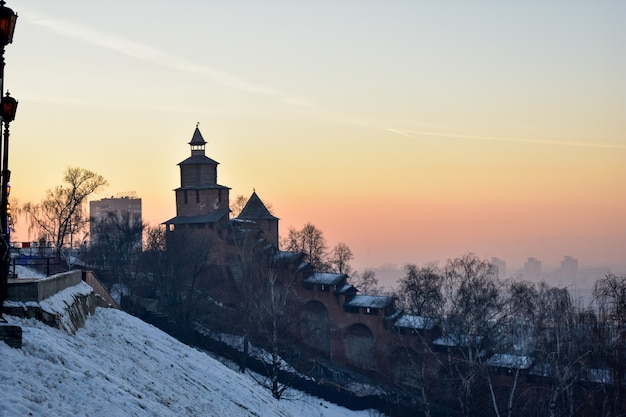 Het Kremlin bij zonsondergang. Nizjni Novgorod