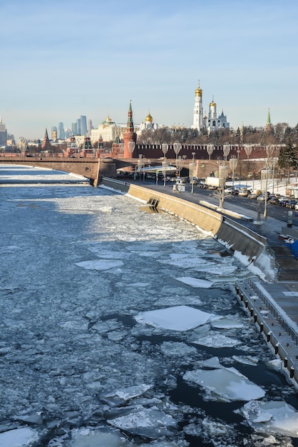 Het Kremlin van Moskou en de waterkant