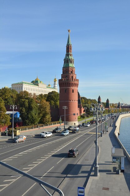 Het Kremlin van Moskou vanaf de dijk