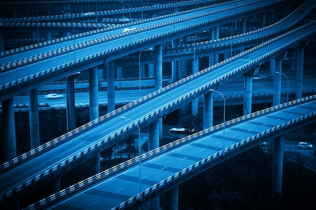 Het kruisende viaduct met meerdere verdiepingen in Chongqing, China