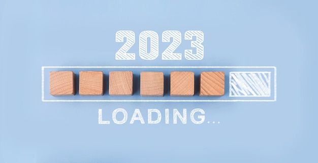 Het laden van jaar 2022 tot 2023.2023 gelukkig nieuwjaar concept.