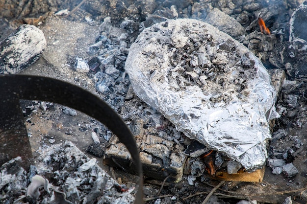 Het lamsvlees met groenten wordt gestoomd in aluminiumfolie