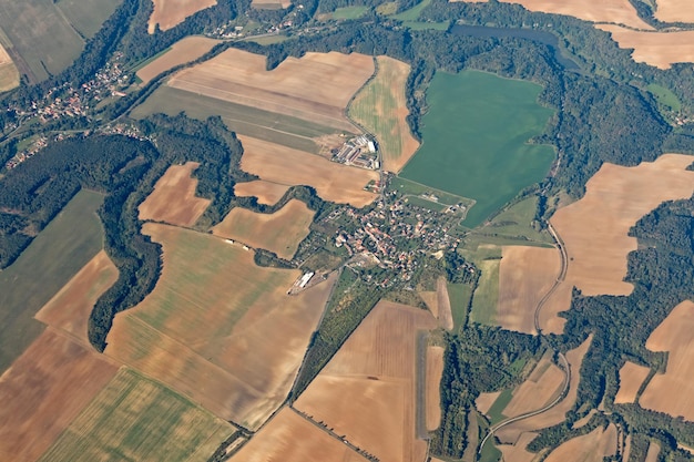 Foto het land met weiden bossen nederzetting uitzicht van bovenaf