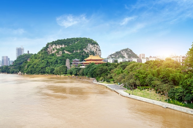 Het landschap aan beide zijden van de Liujiang-rivier, het stedelijke landschap van Liuzhou, Guangxi, China.