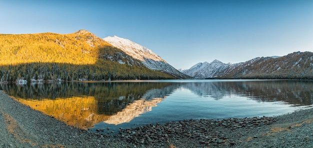 Het landschap met het meer in het prachtige Altai gebergte