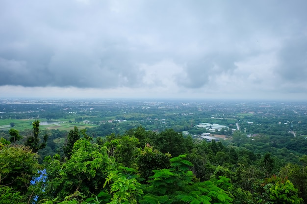 Het landschap van Chiang Mai-stad op een regenachtige dag, de hemel is helder.