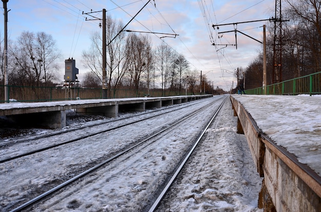 Het landschap van de avondwinter met het station