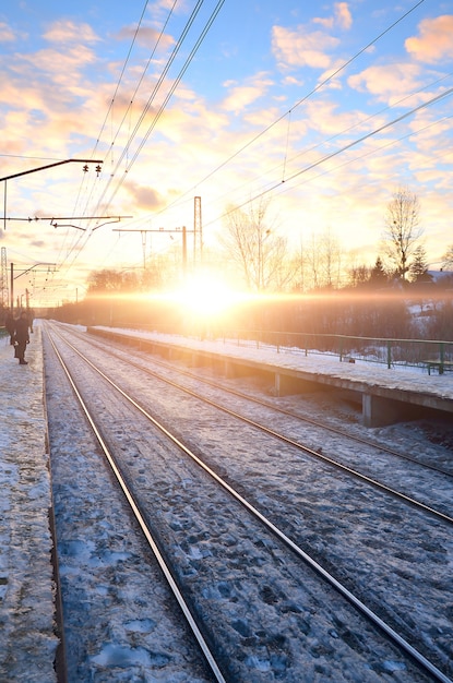 Het landschap van de avondwinter met het station