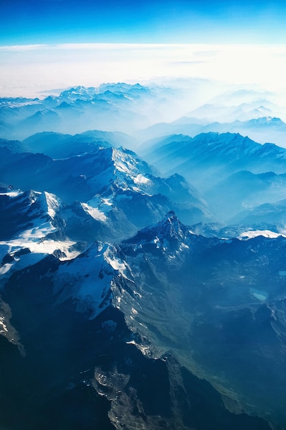 het landschap van de eindeloze majestueuze besneeuwde bergen