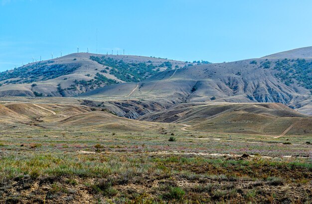Foto het landschap van de semi pane vallei aan de voet van de bergen in de krim