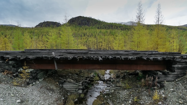 Foto het landschap van de spoorbrug