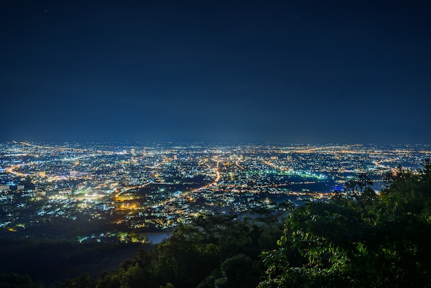 Het landschap van de stadsnacht vanaf het meningspunt bovenop berg, Chiangmai, Thailand