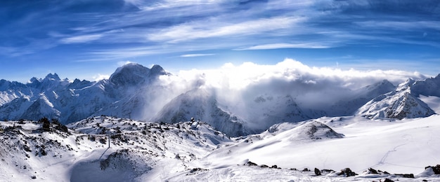 Het landschap van de winterbergen met blauwe hemel in de kaukasus. panoramisch uitzicht vanaf elbrus