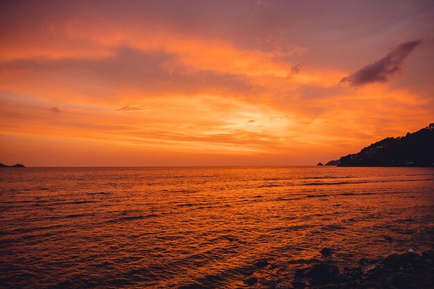 Het landschap van de zonsondergang aan de kust op het eiland Phuket