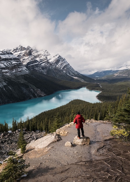 Het landschap van het peyto-meer lijkt op een vos met een mensenreiziger in het nationale park banff in alberta, canada