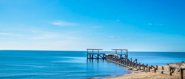 Het landschap van tropische zandstranden met zee en blauwe zomerluchten is prachtig