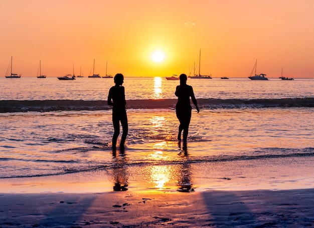 Het landschapsaard van het zeegezicht met silhouet sommige mensen