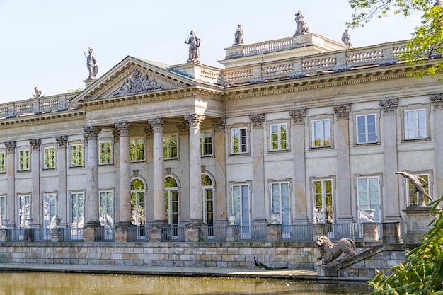 Het Lazienki-paleis in het Lazienki-park Warschau Lazienki Krolewskie