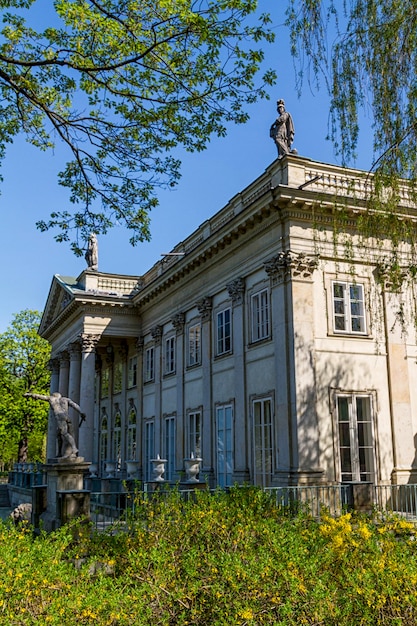 Het Lazienki-paleis in het Lazienki-park Warschau Lazienki Krolewskie