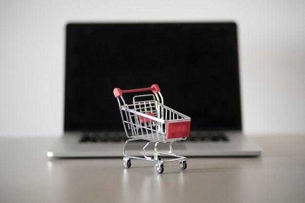 Het lege winkelwagentje bij de laptop online winkelen e-commerce