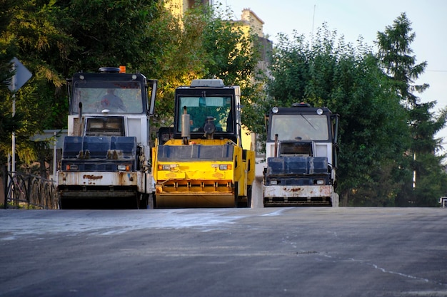 Het leggen van nieuw asfalt met ijsbanen Het werken van de wegbouwapparatuur Het repareren van de oude weg