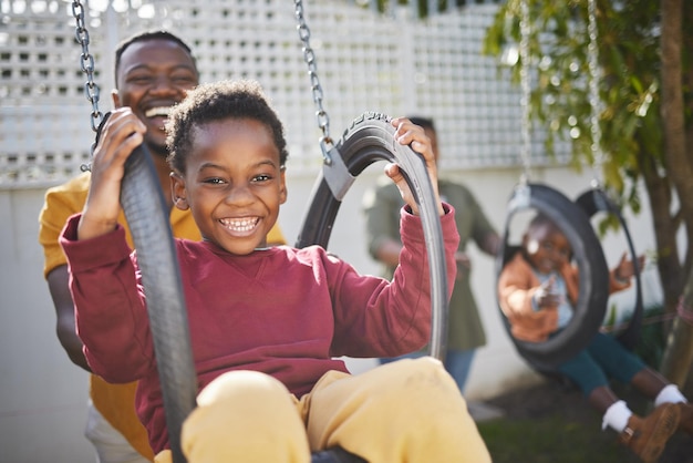 Het leven is bedoeld om te delen met degenen van wie je houdt. Shot van een kleine jongen die plezier heeft in het park met zijn gezin.