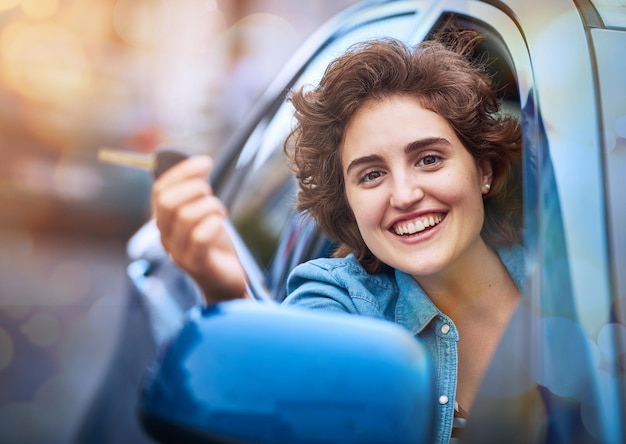 Het leven is een reis en jij hebt de sleutels shot van een gelukkige jonge vrouw die de sleutels van een nieuwe auto vasthoudt