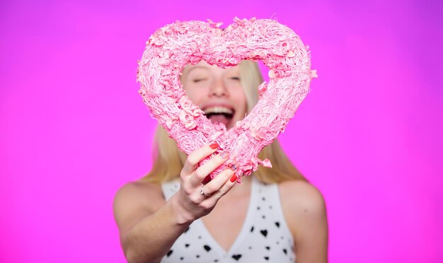 Het leven kan niet beter zijn Valentijnsdag partij vrouw met decoratief hart datum romantische groet Valentijnsdag verkoop liefde en romantiek gelukkige vrouw op roze achtergrond