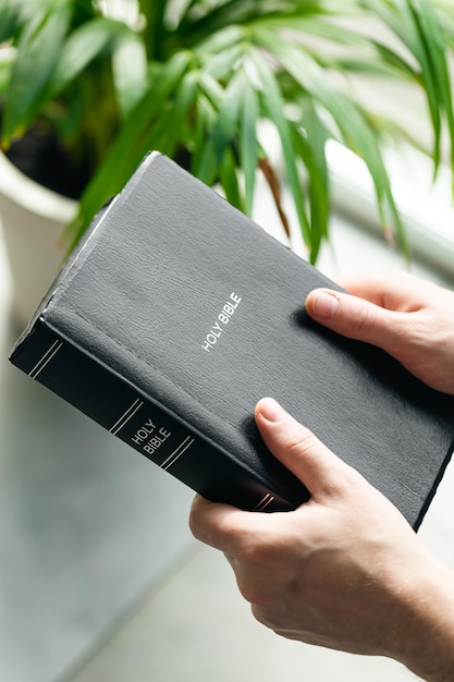Het lezen van de Heilige Bijbel in een huisconcept voor geloofsspiritualiteit en religie