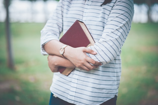 Het lezen van het meisje Het lezen van de liefde is een leven-gevende ervaring