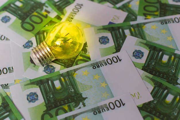 Het licht op de achtergrond van Euro geld dure elektriciteit