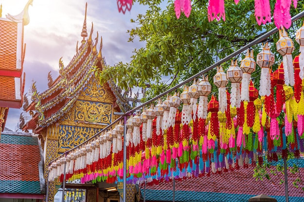 Foto het licht van de beautiful lanna lamp lantaarn zijn lantaarns in noord-thaise stijl in loi krathong of yi peng festival in wat phra that hariphunchai is een boeddhistische tempel in lamphun, thailand