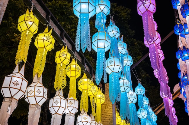 Het licht van de prachtige kleurrijke Lanna lamp papieren lantaarn achtergrondpatroon zijn lantaarns in Noord-Thaise stijl in Chiang Mai Thailand volle maan de 12e maand Wees beroemd