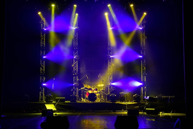 Het licht van zoeklichten in rook op het podium van het theater.