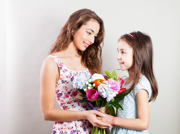 Het lieve dochtertje geeft een mooie mama een lenteboeket