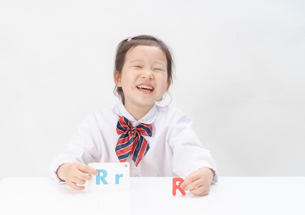 Het lieve kleine meisje leert letters