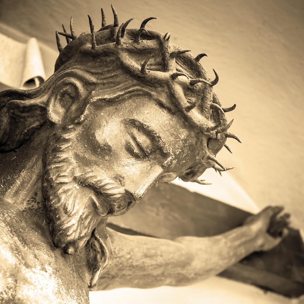 Het lijden van Jezus Christus Details van het bronzen standbeeld Sepia toon