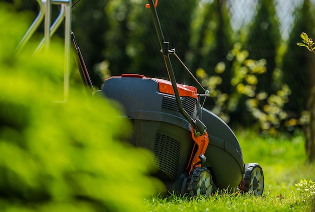 Foto het maaien van het gras in de tuin