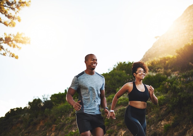 Het maakt niet uit hoe snel je gaat Bijgesneden opname van een gelukkig jong stel dat samen aan het hardlopen is