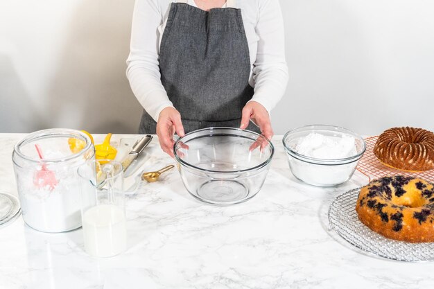 Het maken van citroen, bosbessen en vanille bundt cakes