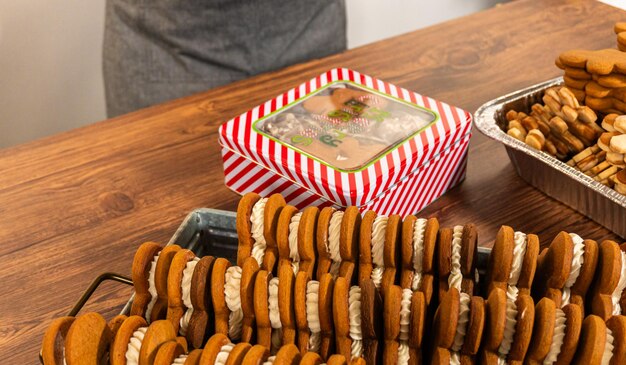 Het maken van feestelijke peperkoek sandwiches op een rustieke houten tafel
