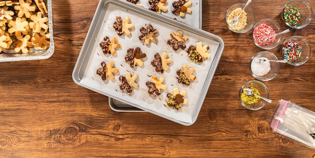 Het maken van feestelijke sterrenkoekjes met chocolade en pistache.