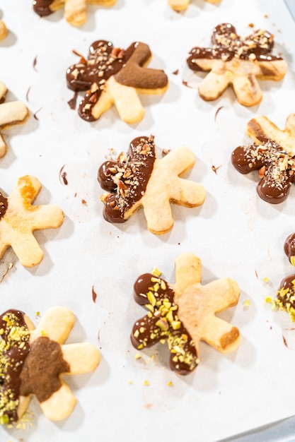 Het maken van feestelijke sterrenkoekjes met chocolade en pistache.