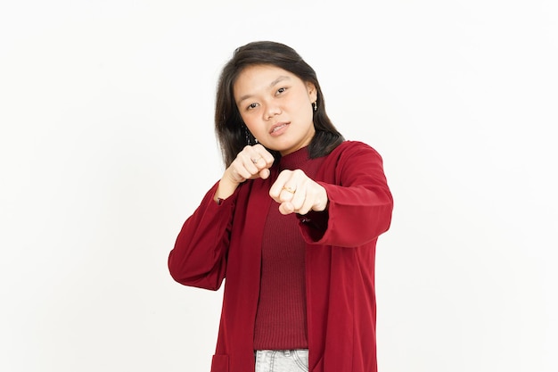 Het maken van punch vuist van mooie Aziatische vrouw, gekleed in rood shirt geïsoleerd op een witte achtergrond