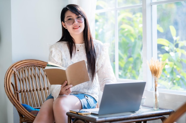 Het maken van schriftelijke aantekeningen op een notitieboek casual werken met een laptop met een koffie