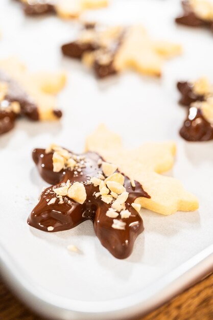 Het maken van suikerkoekjes met chocolade en hazelnoten.